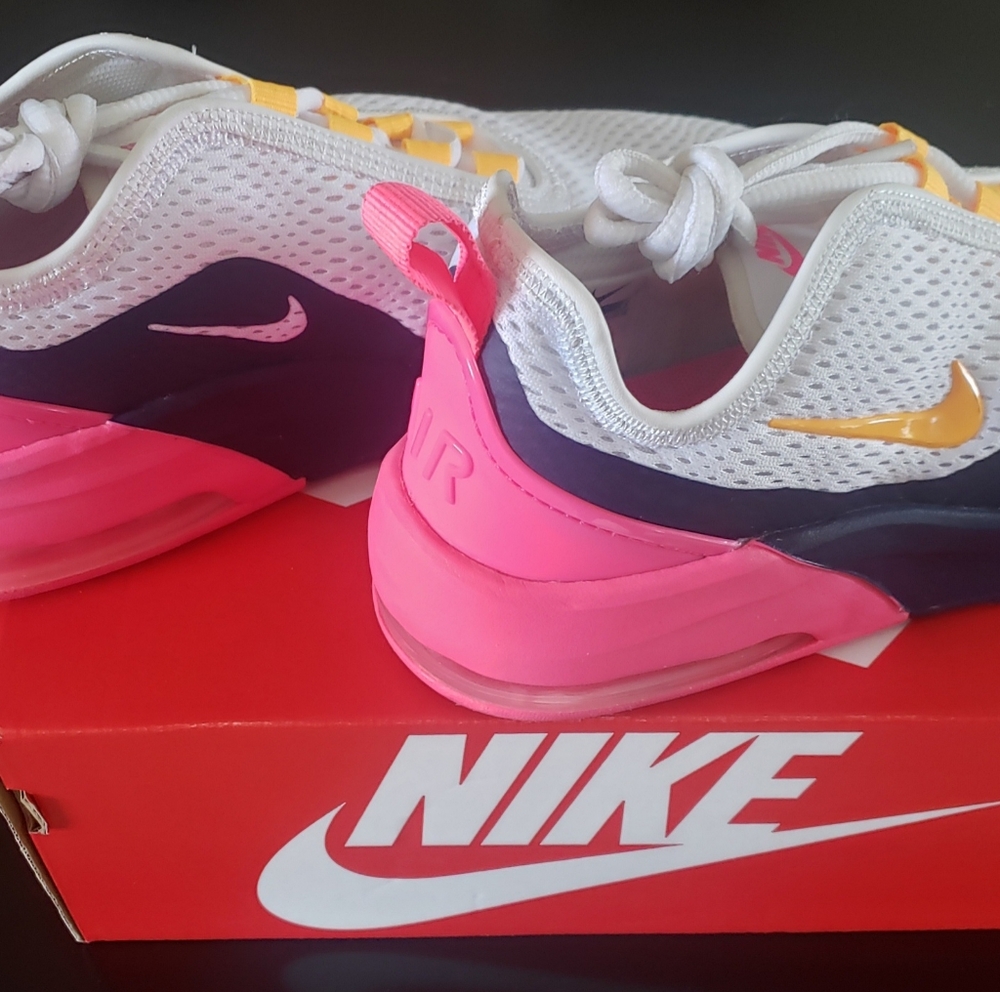 Nike Women's Air Max Motion 2